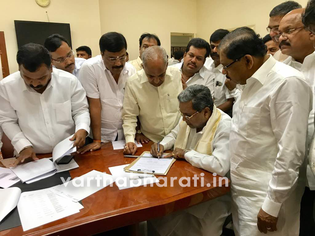 ಮೀರಾ ಕುಮಾರ್ ನಾಮಪತ್ರಕ್ಕೆ ಸೂಚಕರಾಗಿ ಸಿಎಂ ಸಿದ್ದರಾಮಯ್ಯ ಸಹಿ